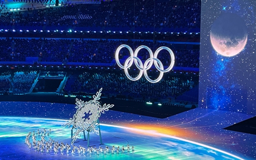闭幕式节目单> 根据张艺谋介绍,北京冬奥会将会串联2008年北京奥运会