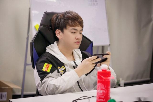 LGD大鹅江城：在游戏中对接受队友发起投降进行致歉