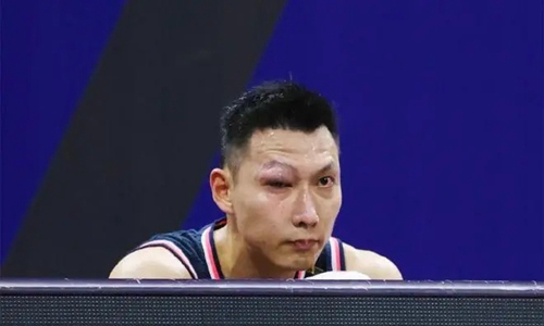 易建联眼睛被打肿怎么回事