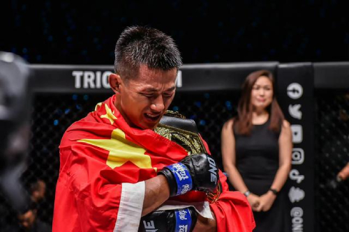 中国首个男子MMA世界冠军是怎么回事