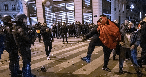 球迷巴黎街头狂欢引骚乱怎么回事